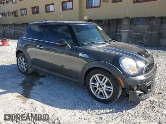 2011 MINI Hardtop S with VIN WMWSV3C58BTY11594, listed as a Copart auction lot 82583025 with 98,138 mi miles and Salvage title. Bid and sale history available at DreamBid. Image 4.