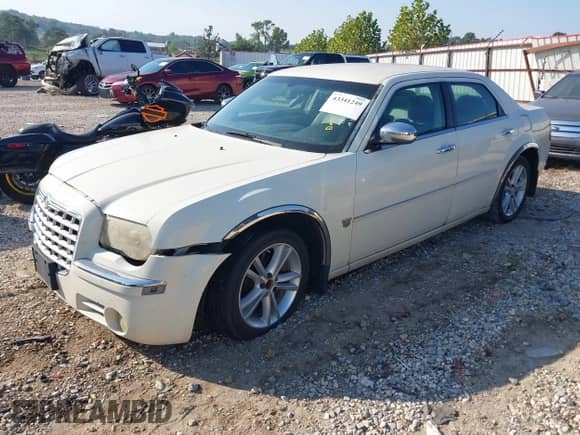 2007 Chrysler 300 C z VIN 2C3KA63H27H753131, wystawiony jako IAAI lot #43341249 z przebiegiem 197 669 mil mil oraz . Historia ofert i sprzedaży dostępna na DreamBid. Obrazek 2.