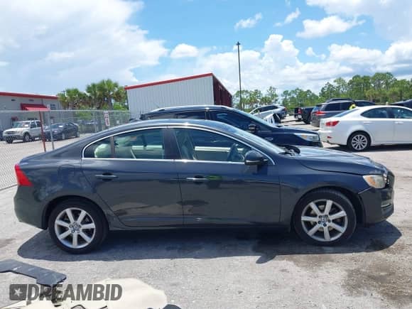 2016 Volvo S60 T5 Drive-E Premier z VIN YV126MFK9G2397028, wystawiony jako IAAI lot #42593825 z przebiegiem 67 080 mil mil oraz . Historia ofert i sprzedaży dostępna na DreamBid. Obrazek 14.