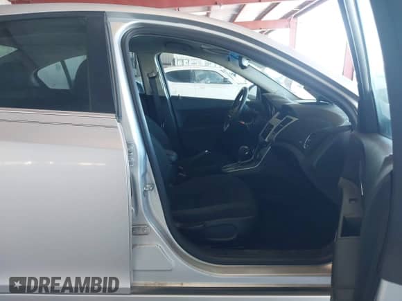 2012 Chevrolet Cruze 1LT z VIN 1G1PF5SC7C7104071, wystawiony jako IAAI lot #43020857 z przebiegiem 184 681 mil mil oraz . Historia ofert i sprzedaży dostępna na DreamBid. Obrazek 5.