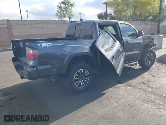 2022 Toyota Tacoma SR5 z VIN 3TMAZ5CN5NM181034, wystawiony jako IAAI lot #42243200 z przebiegiem Nie podano mil oraz . Historia ofert i sprzedaży dostępna na DreamBid. Obrazek 4.
