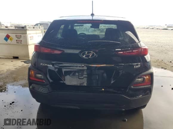 2021 Hyundai Kona SE z VIN KM8K12AA1MU687279, wystawiony jako Copart lot #71052535 z przebiegiem 83 934 mil mil oraz Czysty tytuł • Clean title. Historia ofert i sprzedaży dostępna na DreamBid. Obrazek 6.