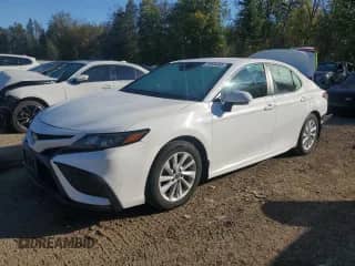2022 Toyota Camry SE z VIN 4T1G11AK2NU696387, wystawiony jako Copart lot #84586065 z przebiegiem 121 503 mil mil oraz Szkoda całkowita • Salvage title. Historia ofert i sprzedaży dostępna na DreamBid. Obrazek 1.