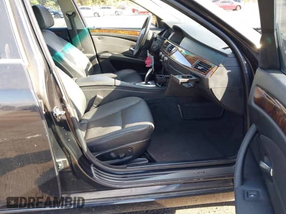 2009 BMW 5 Series 535i xDrive z VIN WBANV93559C132974, wystawiony jako IAAI lot #43411138 z przebiegiem 178 419 mil mil oraz . Historia ofert i sprzedaży dostępna na DreamBid. Obrazek 5.