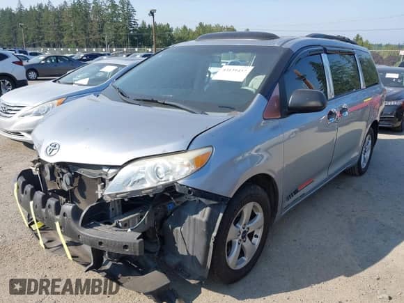 2012 Toyota Sienna с VIN 5TDKA3DC5CS012304, выставлен на аукционе IAAI как лот 43139457 с пробегом 179 657 миль миль и . История ставок и продаж доступна на DreamBid. Изображение 18.