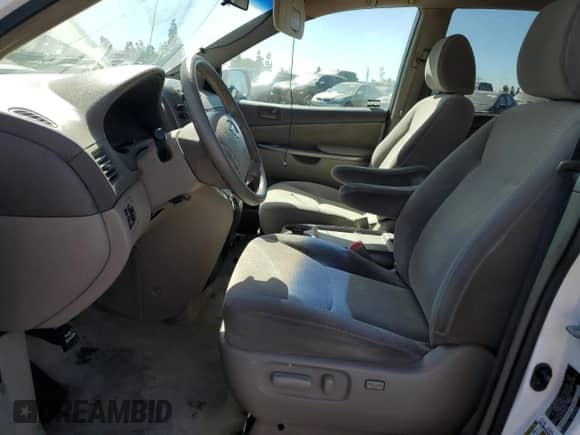 2010 Toyota Sienna CE z VIN 5TDKK4CC7AS320821, wystawiony jako Copart lot #71125375 z przebiegiem 173 465 mil mil oraz Szkoda całkowita • Salvage title. Historia ofert i sprzedaży dostępna na DreamBid. Obrazek 7.