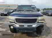 2005 GMC Sierra 1500 SLE z VIN 2GTEK13T751200347, wystawiony jako Copart lot #60863495 z przebiegiem 272 891 mil mil oraz Czysty tytuł • Clean title. Historia ofert i sprzedaży dostępna na DreamBid. Obrazek 5.