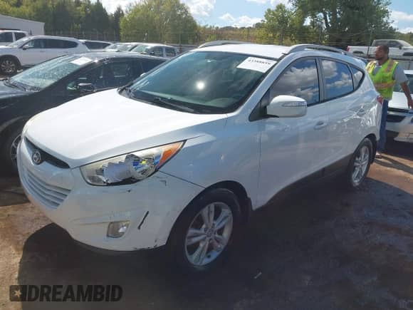 2013 Hyundai Tucson GLS z VIN KM8JU3AC0DU654168, wystawiony jako IAAI lot #43388859 z przebiegiem 186 394 mil mil oraz . Historia ofert i sprzedaży dostępna na DreamBid. Obrazek 2.