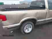 1996 Chevrolet S-10 LS z VIN 1GCCS19X2T8222106, wystawiony jako IAAI lot #42262367 z przebiegiem 103 976 mil mil oraz . Historia ofert i sprzedaży dostępna na DreamBid. Obrazek 6.