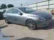 2017 Volvo S60 Inscription Platinum z VIN LYV402TM8HB143000, wystawiony jako Copart lot #80237205 z przebiegiem 72 098 mil mil oraz Szkoda całkowita • Salvage title. Historia ofert i sprzedaży dostępna na DreamBid. Obrazek 4.