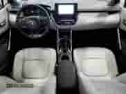 2024 Toyota Corolla Cross L с VIN 7MUAAABG6RV116238, выставлен на аукционе Copart как лот 81070555 с пробегом 3 011 миль миль и Списание • Salvage title. История ставок и продаж доступна на DreamBid. Изображение 8.