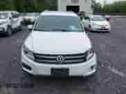 2017 Volkswagen Tiguan Wolfsburg Edition z VIN WVGRV7AX9HK002659, wystawiony jako IAAI lot #42482438 z przebiegiem 88 841 mil mil oraz . Historia ofert i sprzedaży dostępna na DreamBid. Obrazek 12.