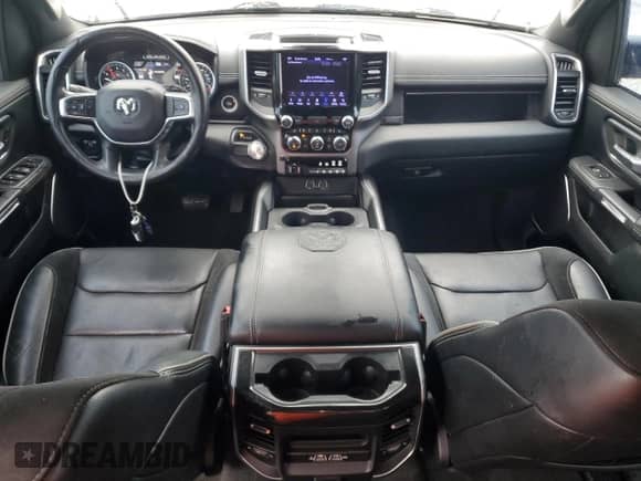 2020 Ram 1500 Laramie z VIN 1C6RREJT7LN160720, wystawiony jako Copart lot #70410455 z przebiegiem 55 863 mil mil oraz Nie do naprawy • Non repairable. Historia ofert i sprzedaży dostępna na DreamBid. Obrazek 8.