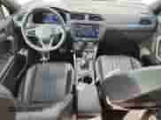 2022 Volkswagen Tiguan SE R-Line Black z VIN 3VVCB7AX9NM086989, wystawiony jako Copart lot #86275675 z przebiegiem 76 392 mil mil oraz Nie do naprawy • Non repairable. Historia ofert i sprzedaży dostępna na DreamBid. Obrazek 8.