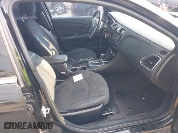 2014 Chrysler 200 Touring z VIN 1C3CCBBB0EN128560, wystawiony jako IAAI lot #43248244 z przebiegiem 185 704 mil mil oraz . Historia ofert i sprzedaży dostępna na DreamBid. Obrazek 5.