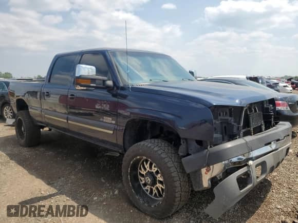 2005 Chevrolet Silverado 2500HD LS with VIN 1GCHK23225F811678, listed as a Copart auction lot 62179325 with 240,366 mi miles and Salvage title. Bid and sale history available at DreamBid. Image 4.