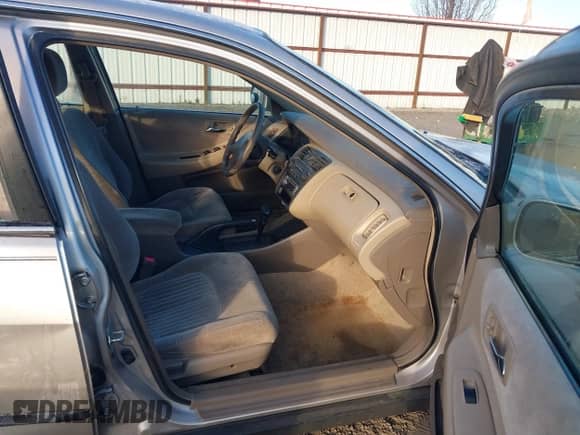 1998 Honda Accord LX z VIN 1HGCG1647WA022039, wystawiony jako IAAI lot #41383541 z przebiegiem 209 295 mil mil oraz . Historia ofert i sprzedaży dostępna na DreamBid. Obrazek 5.