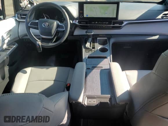 2025 Toyota Sienna XLE with VIN 5TDJSKFC0SS156745, listed as a Copart auction lot 61695405 with 3,935 mi miles and Salvage title. Bid and sale history available at DreamBid. Image 8.
