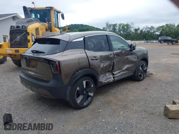 2025 Nissan Kicks SR with VIN 3N8AP6DA1SL312859, listed as a IAAI auction lot 43039122 with 671 mi miles and . Bid and sale history available at DreamBid. Image 4.