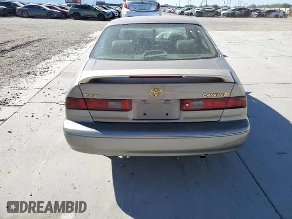 1999 Toyota Camry LE с VIN 4T1BG28K4XU604560, выставлен на аукционе Copart как лот 67268415 с пробегом 297 566 миль миль и Списание • Salvage title. История ставок и продаж доступна на DreamBid. Изображение 6.