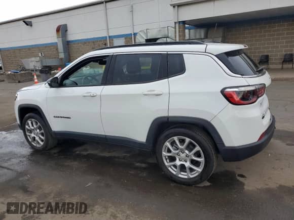 2023 Jeep Compass Latitude Lux z VIN 3C4NJDFNXPT515291, wystawiony jako Copart lot #80559925 z przebiegiem 14 300 mil mil oraz Szkoda całkowita • Salvage title. Historia ofert i sprzedaży dostępna na DreamBid. Obrazek 2.