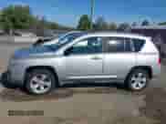 2012 Jeep Compass Sport z VIN 1C4NJDBB0CD621065, wystawiony jako IAAI lot #43342091 z przebiegiem 166 081 mil mil oraz . Historia ofert i sprzedaży dostępna na DreamBid. Obrazek 14.