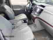 2014 Toyota Sienna Limited с VIN 5TDDK3DC6ES073282, выставлен на аукционе IAAI как лот 42468546 с пробегом 278 905 миль миль и . История ставок и продаж доступна на DreamBid. Изображение 5.