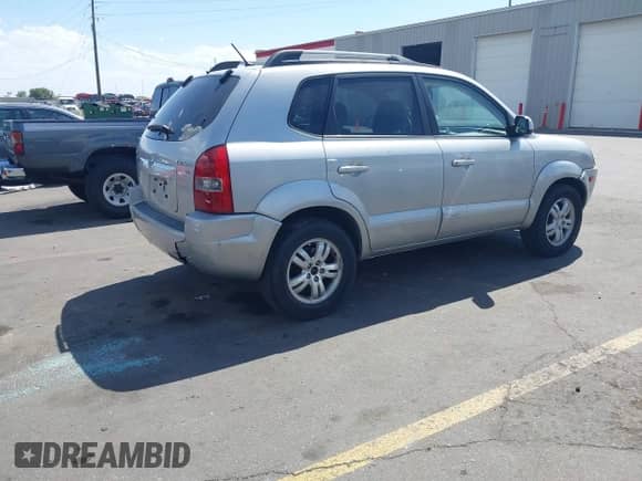 2007 Hyundai Tucson SE z VIN KM8JN72D67U503903, wystawiony jako IAAI lot #42471029 z przebiegiem 234 409 mil mil oraz . Historia ofert i sprzedaży dostępna na DreamBid. Obrazek 4.