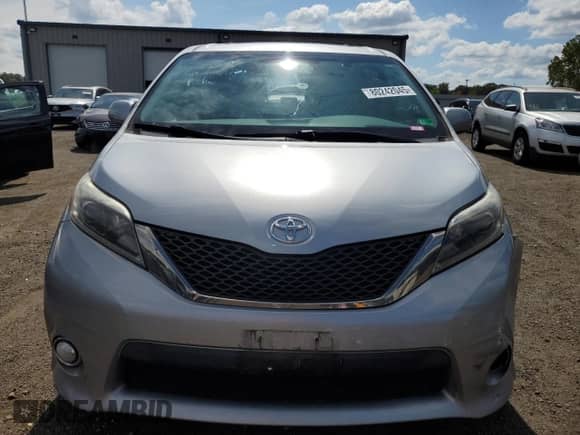 2017 Toyota Sienna SE with VIN 5TDXZ3DC5HS869101, listed as a Copart auction lot 80242045 with 72,514 mi miles and Salvage title. Bid and sale history available at DreamBid. Image 5.