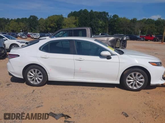 2020 Toyota Camry LE z VIN 4T1L11AK2LU999293, wystawiony jako IAAI lot #43202655 z przebiegiem 52 070 mil mil oraz . Historia ofert i sprzedaży dostępna na DreamBid. Obrazek 13.