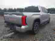 2024 Toyota Tundra Limited z VIN 5TFJA5DB2RX216804, wystawiony jako IAAI lot #42913960 z przebiegiem 13 394 mil mil oraz . Historia ofert i sprzedaży dostępna na DreamBid. Obrazek 4.