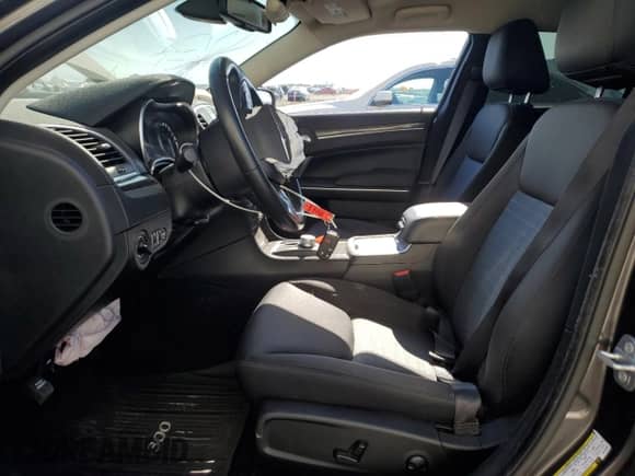 2022 Chrysler 300 Touring z VIN 2C3CCAAG6NH184552, wystawiony jako Copart lot #68896005 z przebiegiem 13 032 mil mil oraz Szkoda całkowita • Salvage title. Historia ofert i sprzedaży dostępna na DreamBid. Obrazek 7.