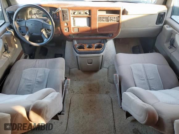 2004 Chevrolet Express Passenger z VIN 1GBFG15T541155274, wystawiony jako Copart lot #82241335 z przebiegiem 103 028 mil mil oraz Szkoda całkowita • Salvage title. Historia ofert i sprzedaży dostępna na DreamBid. Obrazek 8.