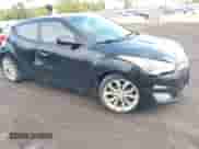 2013 Hyundai Veloster w/Gray Int z VIN KMHTC6AD1DU116567, wystawiony jako IAAI lot #43273057 z przebiegiem 109 490 mil mil oraz . Historia ofert i sprzedaży dostępna na DreamBid. Obrazek 6.