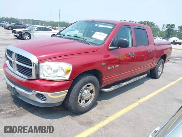 2007 Dodge 1500 SLT z VIN 3D7KR19D87G825922, wystawiony jako IAAI lot #42389240 z przebiegiem 203 026 mil mil oraz . Historia ofert i sprzedaży dostępna na DreamBid. Obrazek 2.