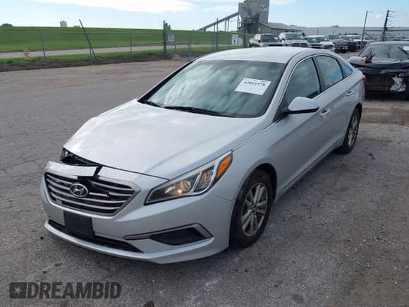 2017 Hyundai Sonata SE с VIN 5NPE24AFXHH441837, выставлен на аукционе IAAI как лот 43051578 с пробегом 151 662 миль миль и . История ставок и продаж доступна на DreamBid. Изображение 2.