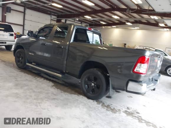 2020 Ram 1500 Big Horn z VIN 1C6SRFBT4LN345748, wystawiony jako IAAI lot #42252784 z przebiegiem 38 261 mil mil oraz . Historia ofert i sprzedaży dostępna na DreamBid. Obrazek 3.