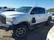 2013 Toyota Tundra Limited с VIN 5TFHW5F12DX312459, выставлен на аукционе IAAI как лот 41303176 с пробегом 289 393 миль миль и . История ставок и продаж доступна на DreamBid. Изображение 2.