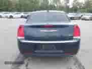 2015 Chrysler 300 Limited z VIN 2C3CCAAG3FH797455, wystawiony jako IAAI lot #43348291 z przebiegiem 135 058 mil mil oraz . Historia ofert i sprzedaży dostępna na DreamBid. Obrazek 16.