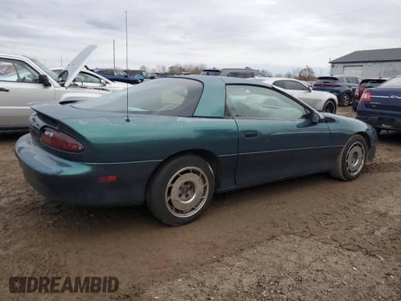 1998 Chevrolet Camaro z VIN 2G1FP22K7W2113539, wystawiony jako Copart lot #79086334 z przebiegiem Nie podano mil oraz Czysty tytuł • Clean title. Historia ofert i sprzedaży dostępna na DreamBid. Obrazek 3.