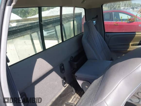 1994 Dodge 1500 z VIN 1B7HC16Y2RS544613, wystawiony jako IAAI lot #43242615 z przebiegiem 194 818 mil mil oraz . Historia ofert i sprzedaży dostępna na DreamBid. Obrazek 8.