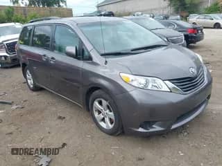 2011 Toyota Sienna LE z VIN 5TDKK3DC8BS096632, wystawiony jako IAAI lot #43163947 z przebiegiem 252 954 mil mil oraz . Historia ofert i sprzedaży dostępna na DreamBid. Obrazek 1.