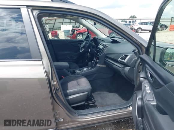 2019 Subaru Forester Premium z VIN JF2SKAGC3KH449087, wystawiony jako IAAI lot #43089020 z przebiegiem 117 551 mil mil oraz . Historia ofert i sprzedaży dostępna na DreamBid. Obrazek 5.