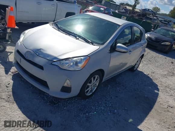 2012 Toyota Prius One z VIN JTDKDTB37C1519504, wystawiony jako IAAI lot #43394658 z przebiegiem Nie podano mil oraz . Historia ofert i sprzedaży dostępna na DreamBid. Obrazek 2.