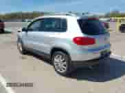 2016 Volkswagen Tiguan S z VIN WVGAV7AXXGW575199, wystawiony jako IAAI lot #42133129 z przebiegiem 95 506 mil mil oraz . Historia ofert i sprzedaży dostępna na DreamBid. Obrazek 3.