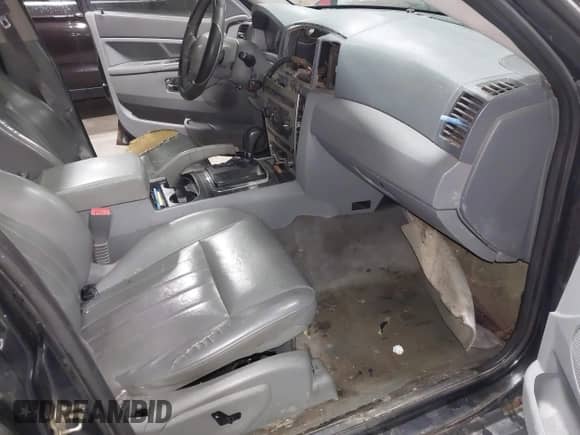 2005 Jeep Grand Cherokee Laredo with VIN 1J4HS48N35C658626, listed as a IAAI auction lot 42449786 with Not provided miles and . Bid and sale history available at DreamBid. Image 5.