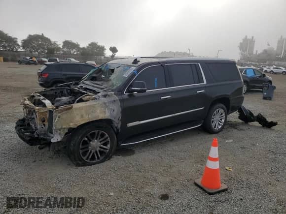 2019 Cadillac Escalade ESV z VIN 1GYS3GKJ1KR154028, wystawiony jako Copart lot #83409884 z przebiegiem Nie podano mil oraz Szkoda całkowita • Salvage title. Historia ofert i sprzedaży dostępna na DreamBid. Obrazek 1.