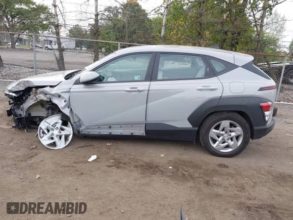 2025 Hyundai Kona SE z VIN KM8HACAB2SU189548, wystawiony jako IAAI lot #43292506 z przebiegiem 12 416 mil mil oraz . Historia ofert i sprzedaży dostępna na DreamBid. Obrazek 13.