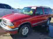 1999 Chevrolet Blazer LS z VIN 1GNDT13W4X2189191, wystawiony jako IAAI lot #41809068 z przebiegiem 251 307 mil mil oraz . Historia ofert i sprzedaży dostępna na DreamBid. Obrazek 2.