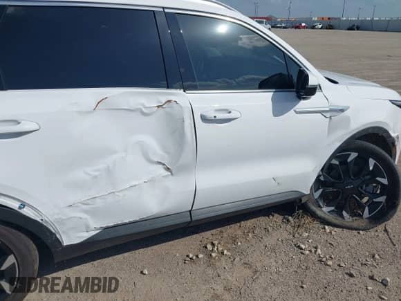 2025 Kia Sorento EX z VIN 5XYRH4JFXSG326301, wystawiony jako IAAI lot #42695332 z przebiegiem 19 187 mil mil oraz . Historia ofert i sprzedaży dostępna na DreamBid. Obrazek 6.